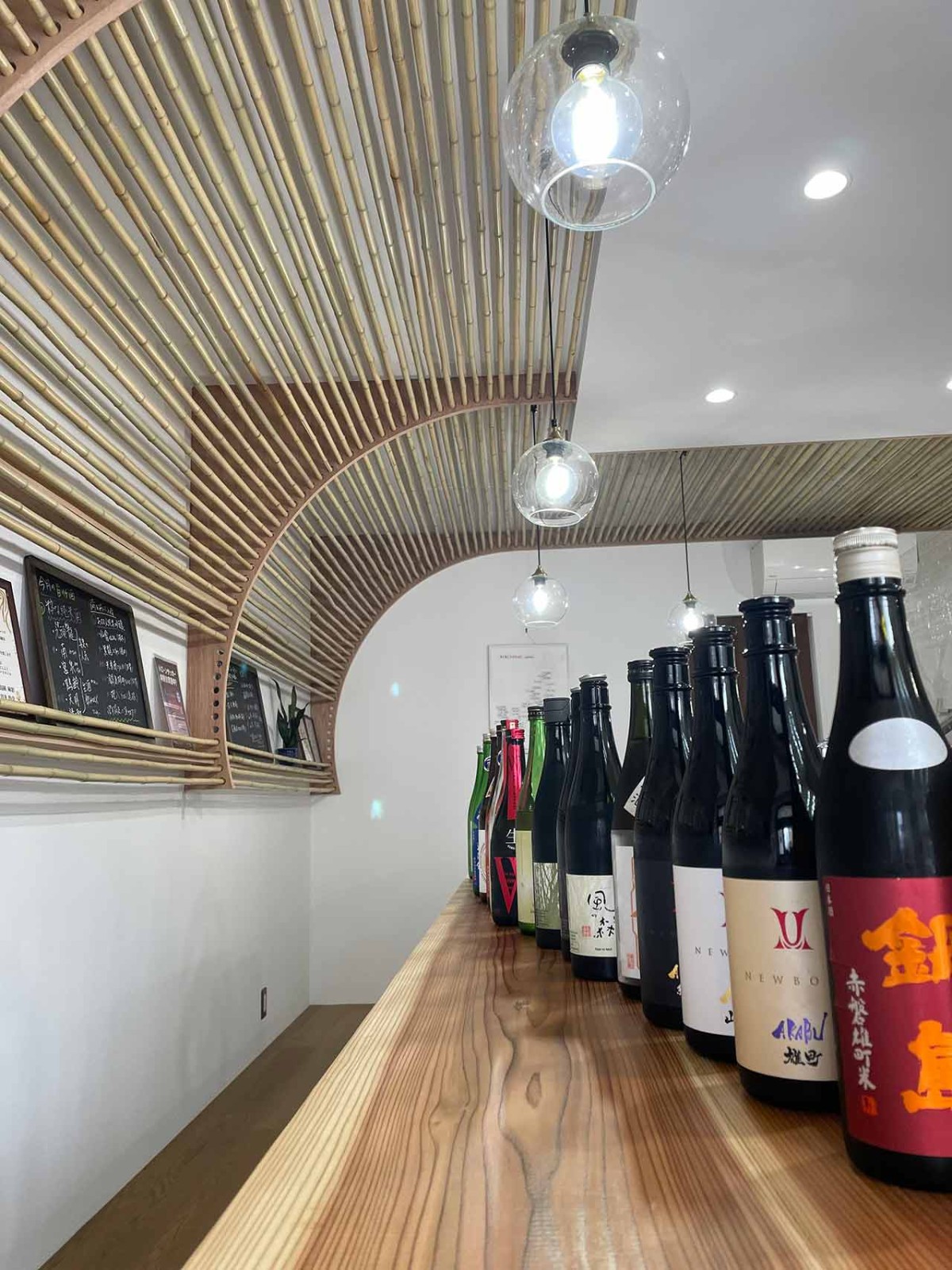 鳥取県米子市に移転オープンした巻寿司専門店『巻き巻き』の日本酒