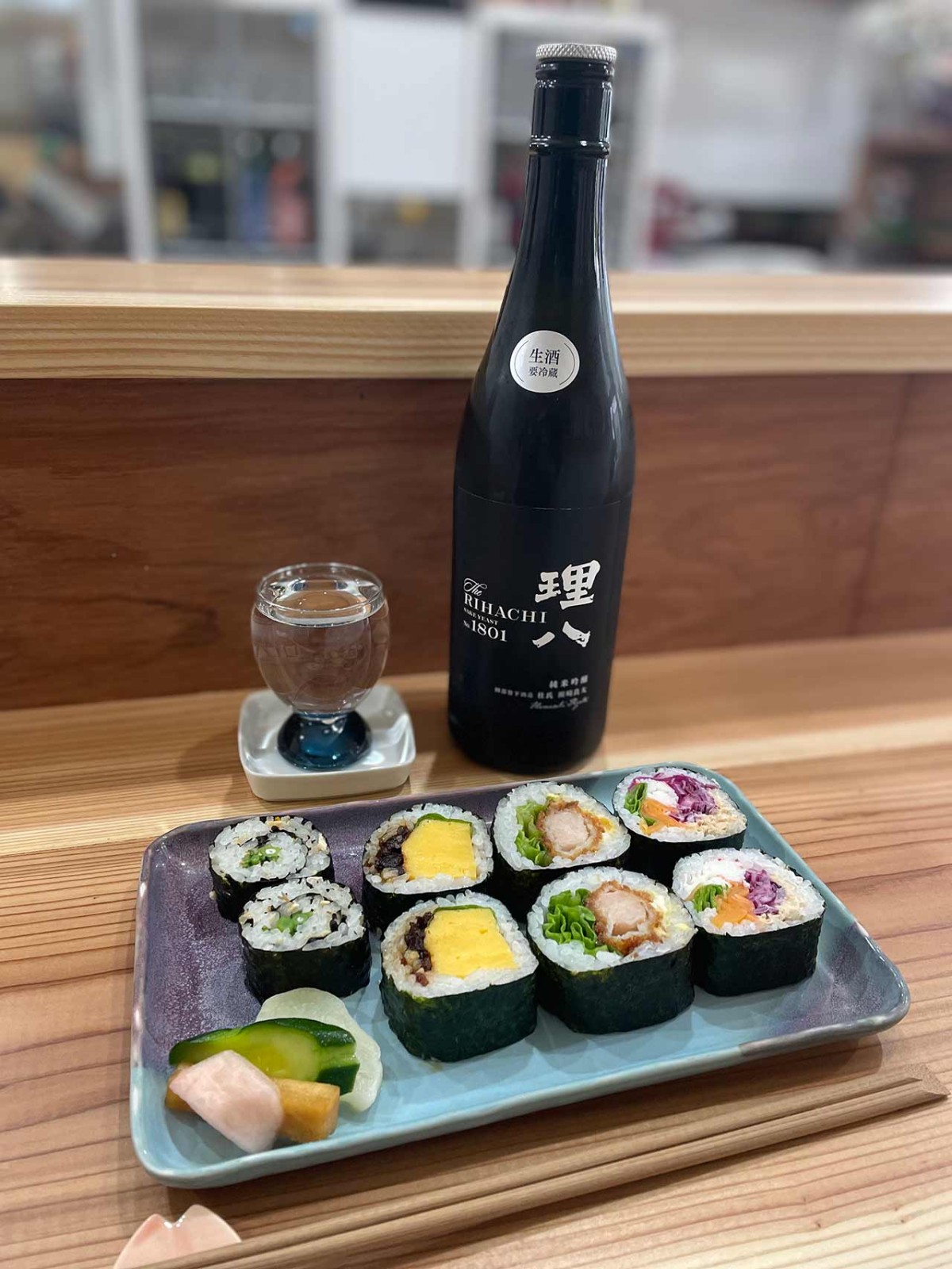 鳥取県米子市に移転オープンした巻寿司専門店『巻き巻き』の日本酒