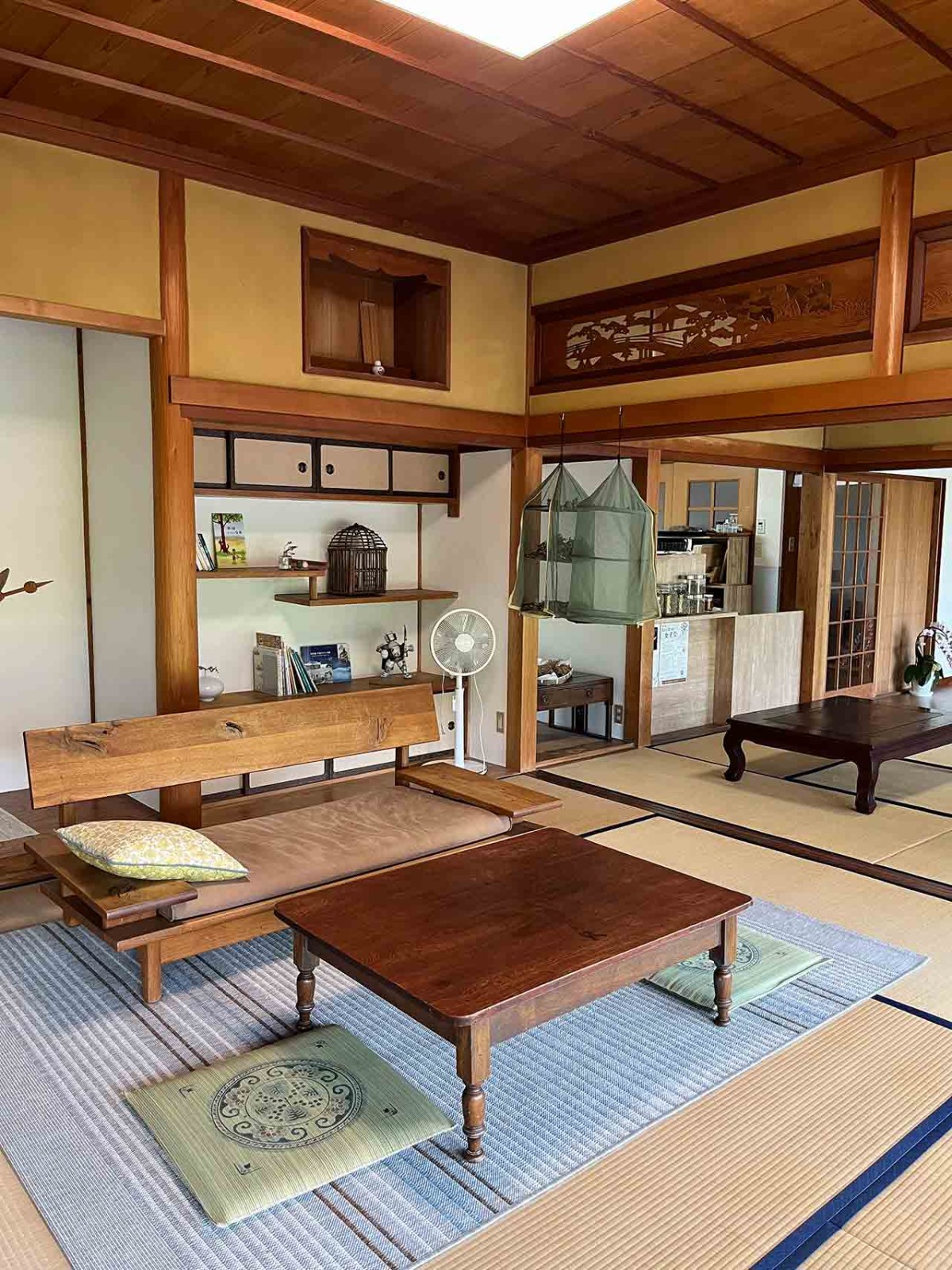 島根県出雲市にオープンしたカフェ『和herb cafe&lab 8mon』の内観