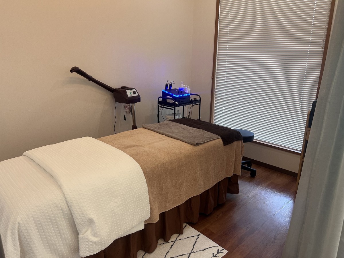 島根県松江市にオープンした小顔ケア専用サロン『beauty salon at-Naru』の内観