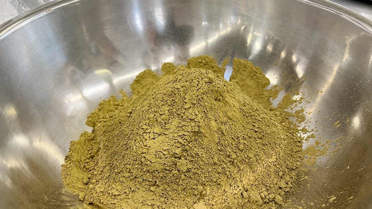 島根県松江市の『彩雲堂』で販売されている秋季限定羊羹「茜」のほうじ茶パウダー