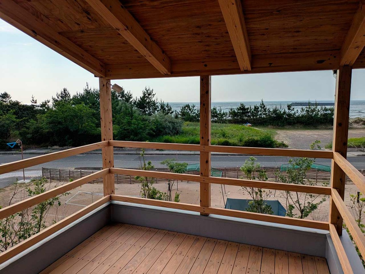 鳥取県鳥取市にある複合アウトドア施設『IWADO BASE』のテラスから見える景色