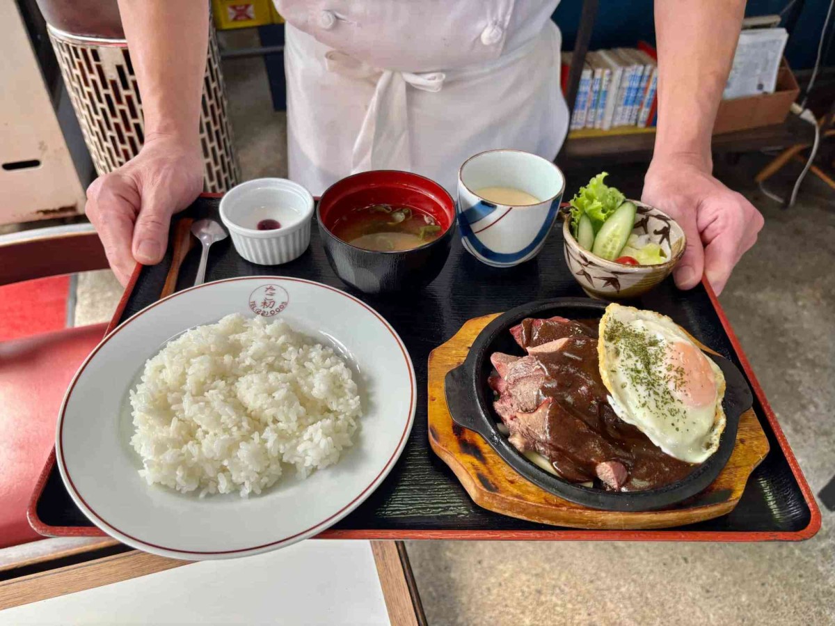 島根県浜田市の老舗『たこ初食堂』の「タンシチュー定食」