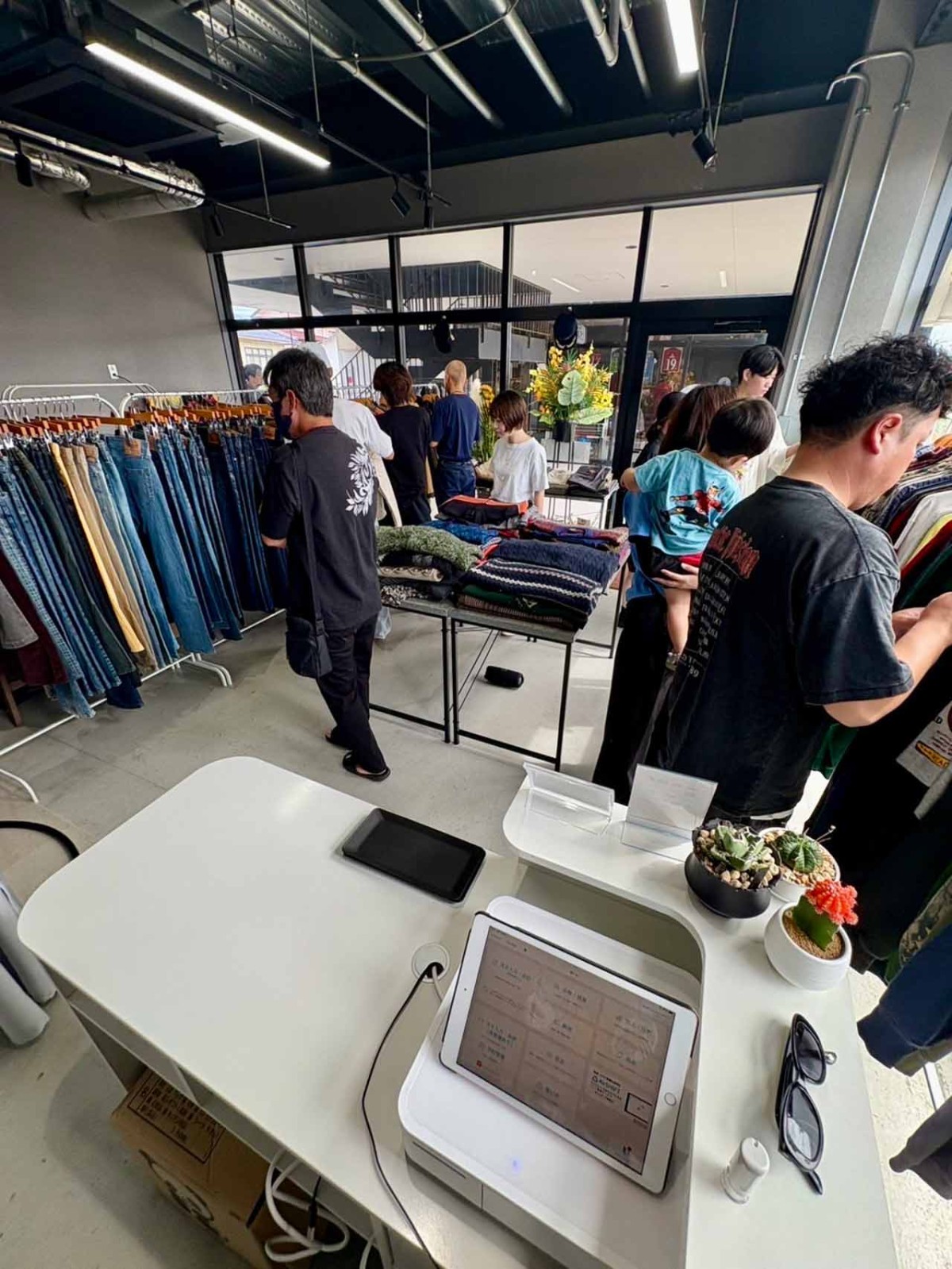 島根県出雲市の古着店『古着屋En（エン）』の店内