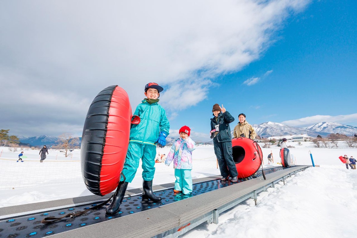 岡山県真庭市にある「休暇村蒜山高原・ひるぜんキッズスノーパーク」の動く歩道サンキット
