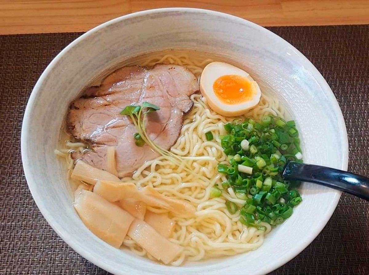 鳥取県倉吉市に移転オープンした『燻製道楽』のラーメン