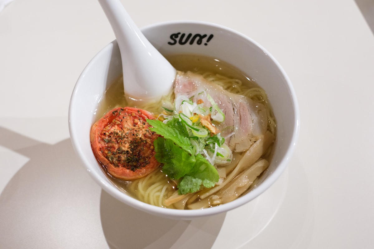 島根県出雲市にオープンした『RAMEN SUN！』の「ローストトマト塩ラーメン」