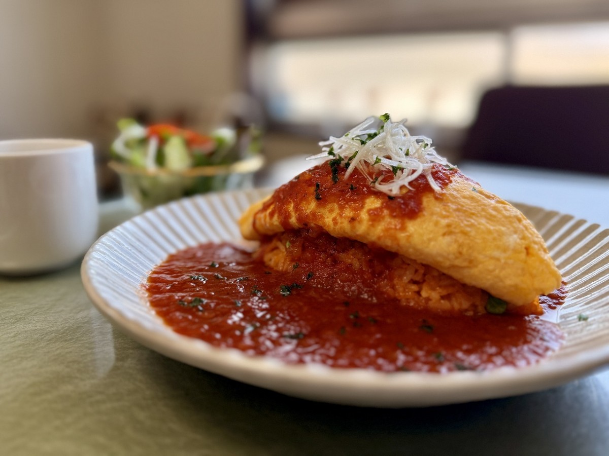 鳥取県境港市にオープンした『キッチンパレット』の「シェフの気まぐれオムライスセット（スープサラダ付き）」