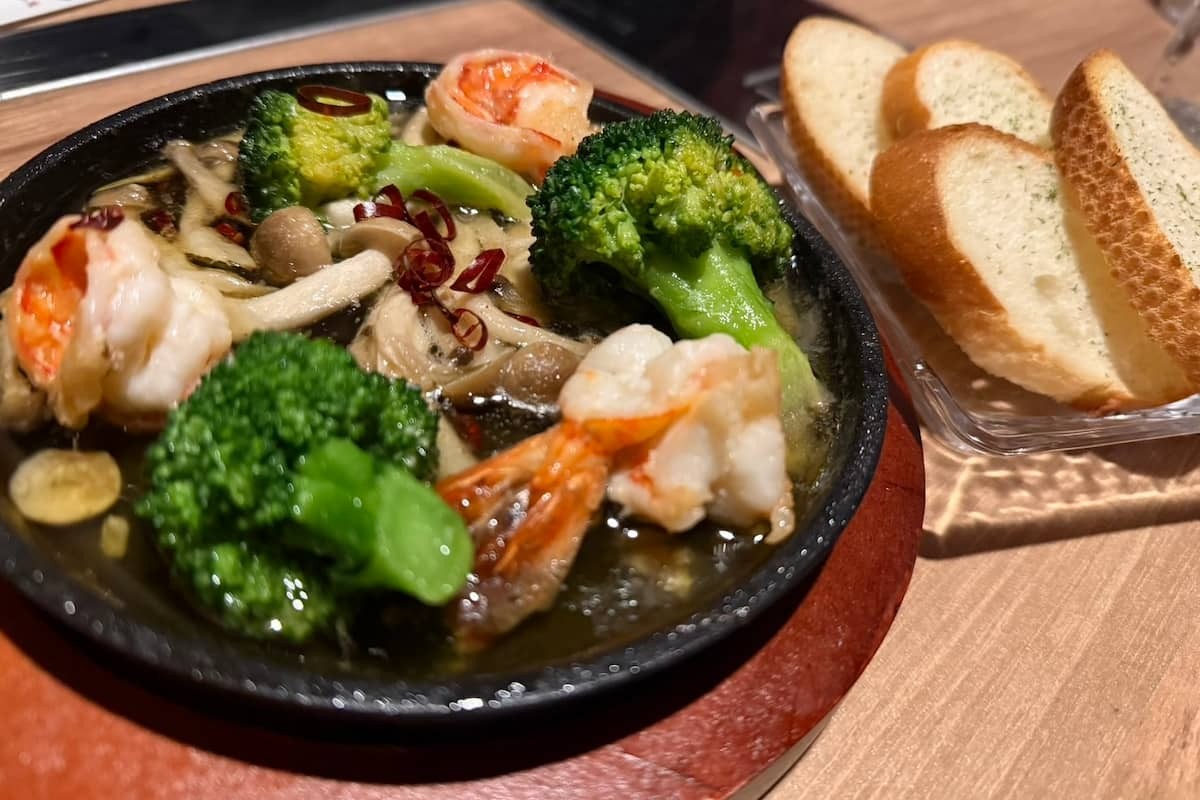 鳥取市末広温泉町の居酒屋『灯宴 暁-AKATSUKI-本店』のアヒージョ