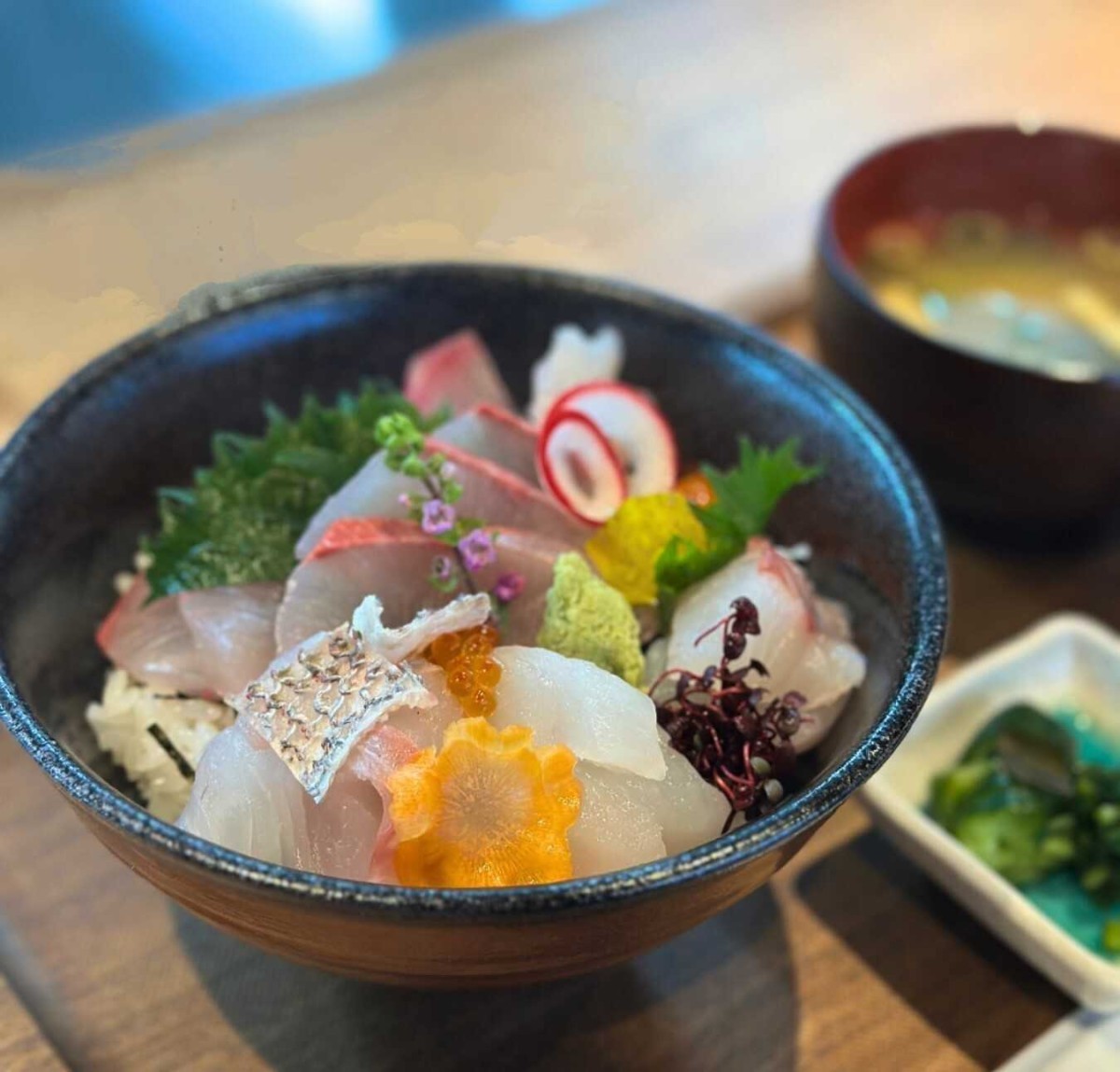 島根県江津市の『なぎの木テラス』の「本日のお楽しみ海鮮丼」