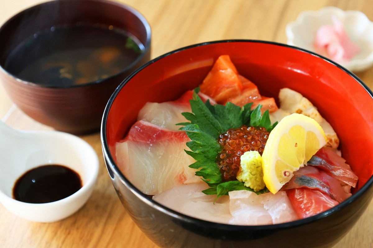 島根県松江市の『Taverna Content』の「熟成海鮮丼」