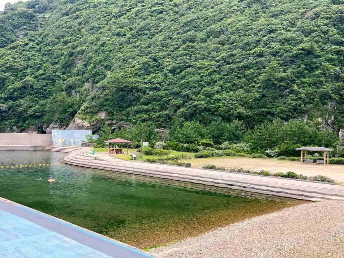 島根県出雲市の水遊びスポット『小伊津なぎさ公園』の様子