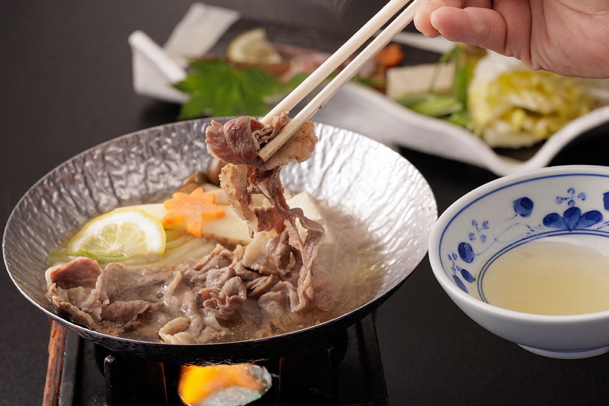江府町『休暇村奥大山』で提供されるジビエ料理「シカ肉のさっぱりレモン鍋」