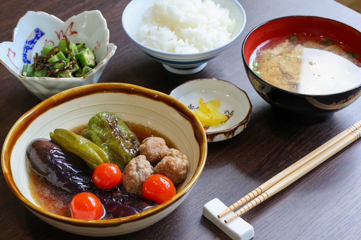 島根県邑智郡美郷町にオープンした『茶酒房 華蔵』の「日替わりの華蔵セット」