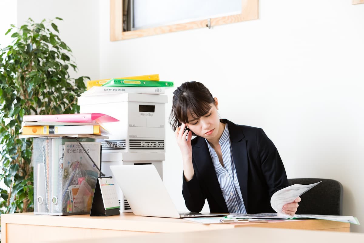 仕事をする女性