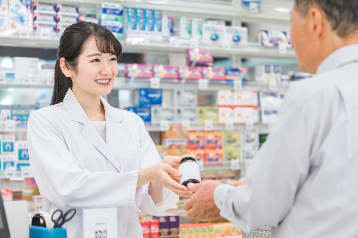 薬を受け取る