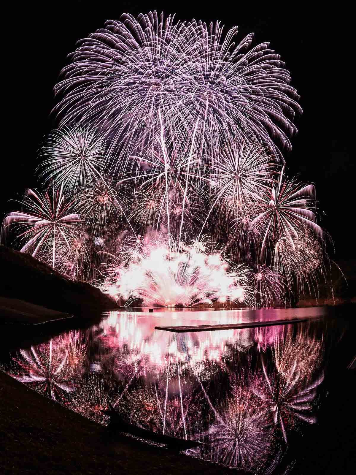 島根県雲南市で開催されるイベント「第９回尾原ダムさくらおろち湖湖上花火」のイメージ