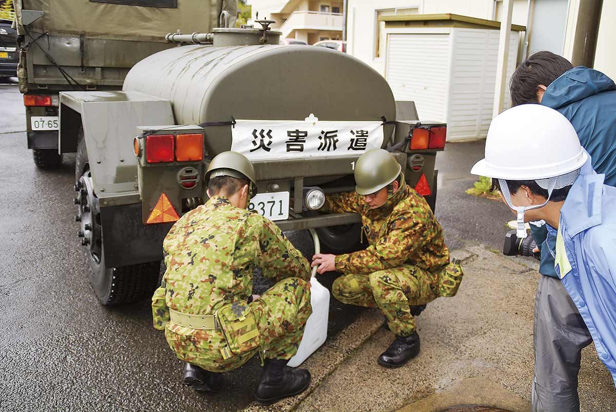 松江市「自衛隊島根地方協力本部」の仕事風景