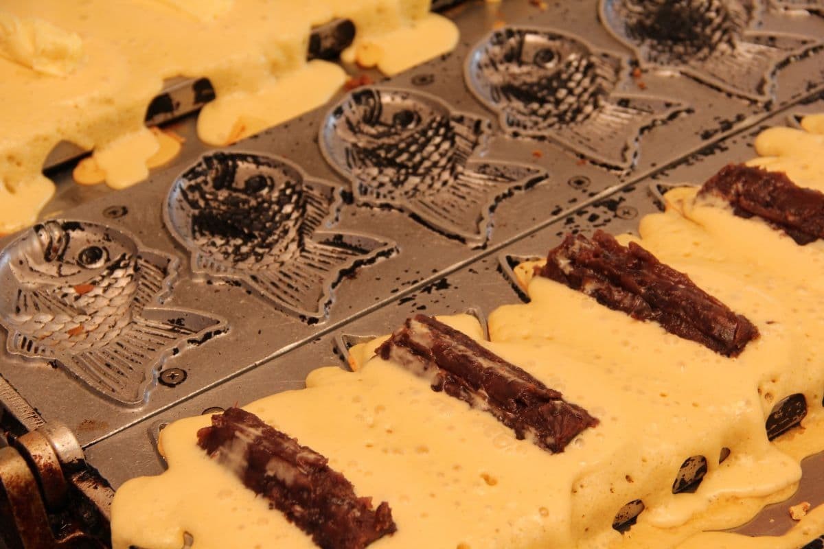 島根県出雲市にあるたい焼きとたこ焼きの店『たい焼きそ～れ』のたい焼きを焼いている様子