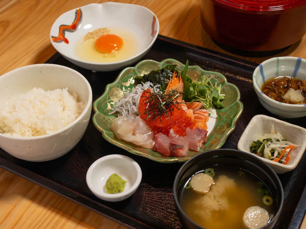 島根県大田市温泉津町にある『港の食堂KAN』で提供している「漁師めし定食（上）」