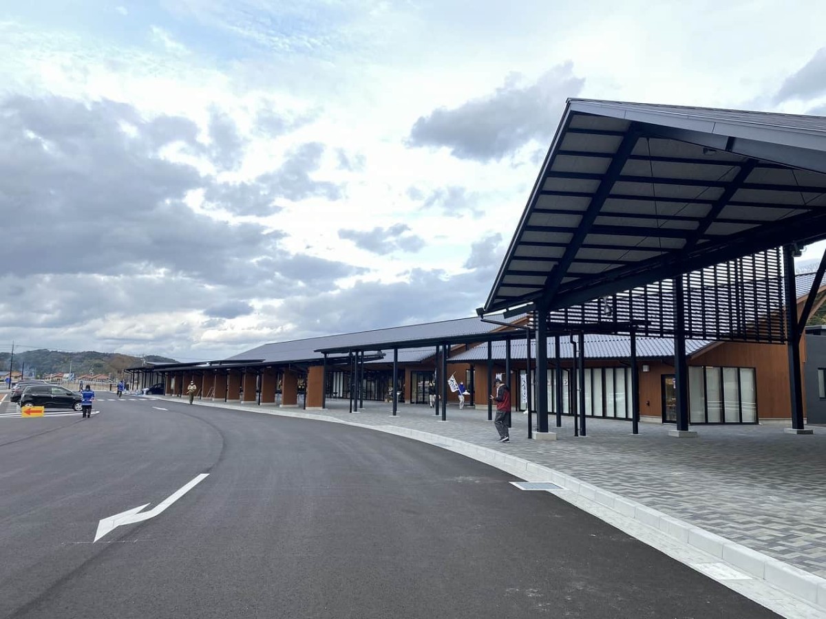 島根県大田市にある『道の駅 ごいせ仁摩』の外観