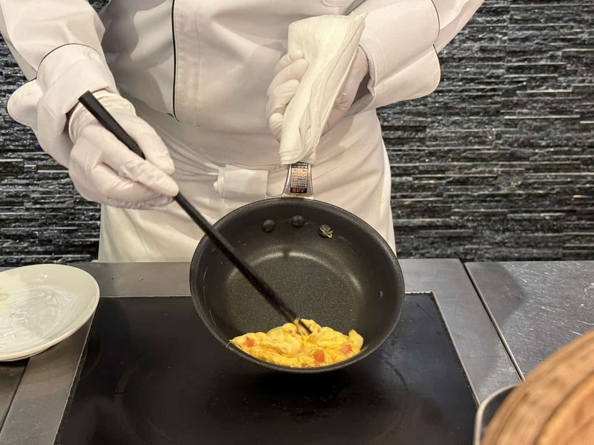 島根県松江市の『松江エクセルホテル東急』で食べられる朝食_オムレツを作るシェフ