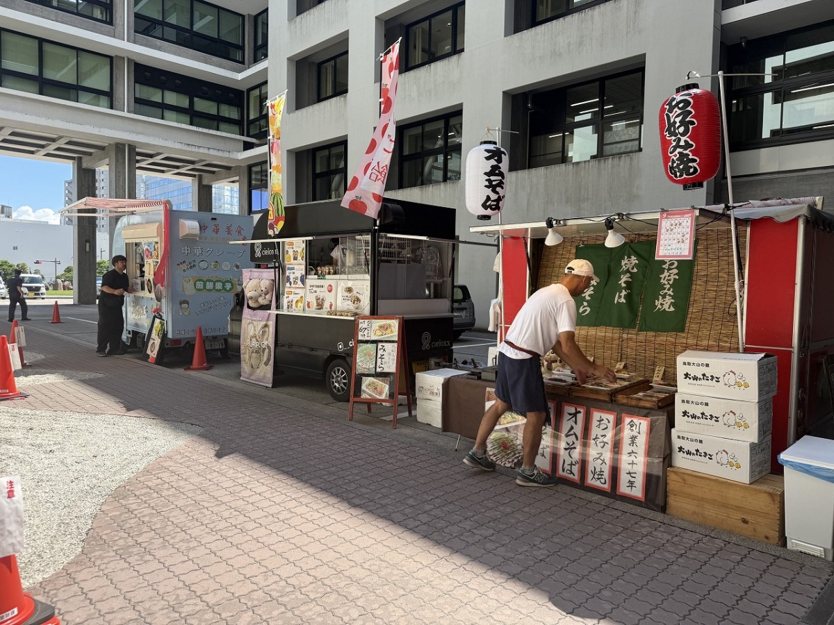 島根県松江市『島根県庁本庁舎』でキッチンカーが出店している様子