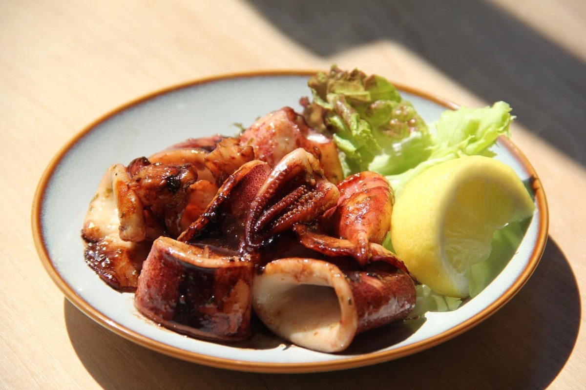 島根県出雲市にある『居酒屋凸（デコ）』で提供している料理_イカのガーリックバター炒め