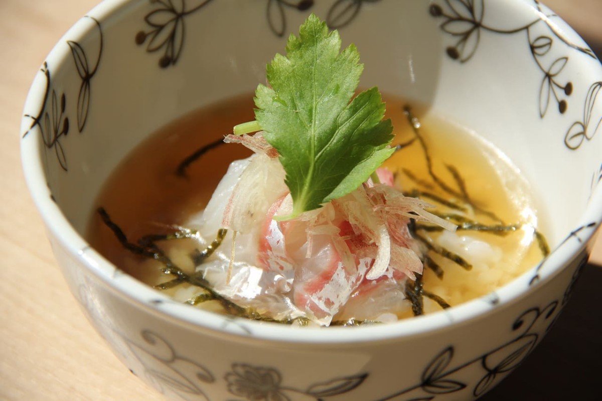 島根県出雲市にある『居酒屋凸（デコ）』で提供している料理_冷やし鯛茶漬け