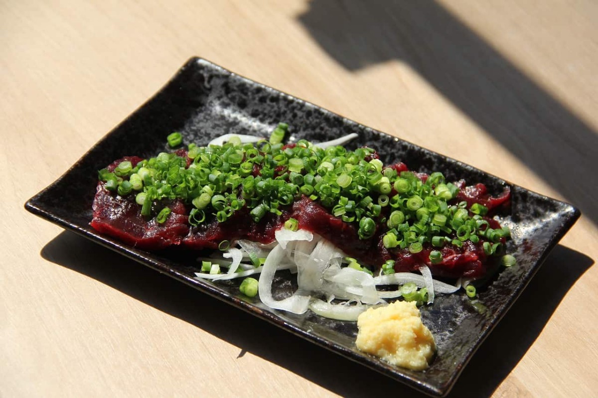 島根県出雲市にある『居酒屋凸（デコ）』で提供している料理_くじらの刺身