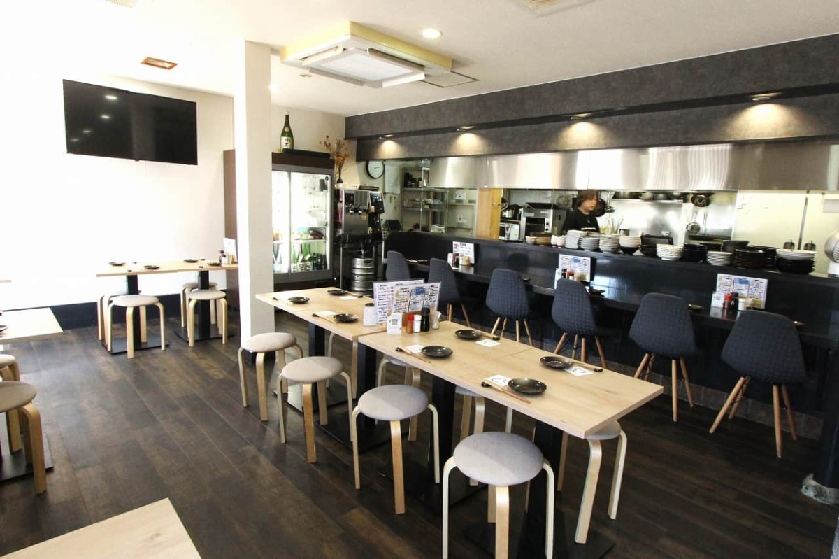 島根県出雲市にある『居酒屋凸（デコ）』の店内