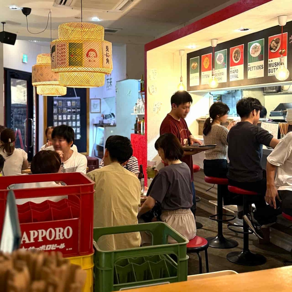 鳥取県米子駅前にある居酒屋『大衆ゴ馳走酒場 兎に角』の店内