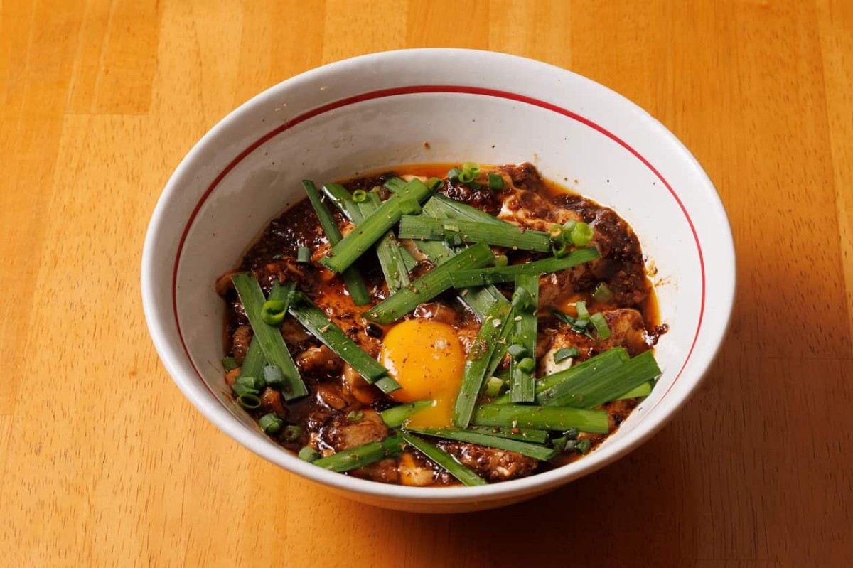 鳥取県米子駅前にある居酒屋『大衆ゴ馳走酒場 兎に角』提供している料理_麻婆ホルモン