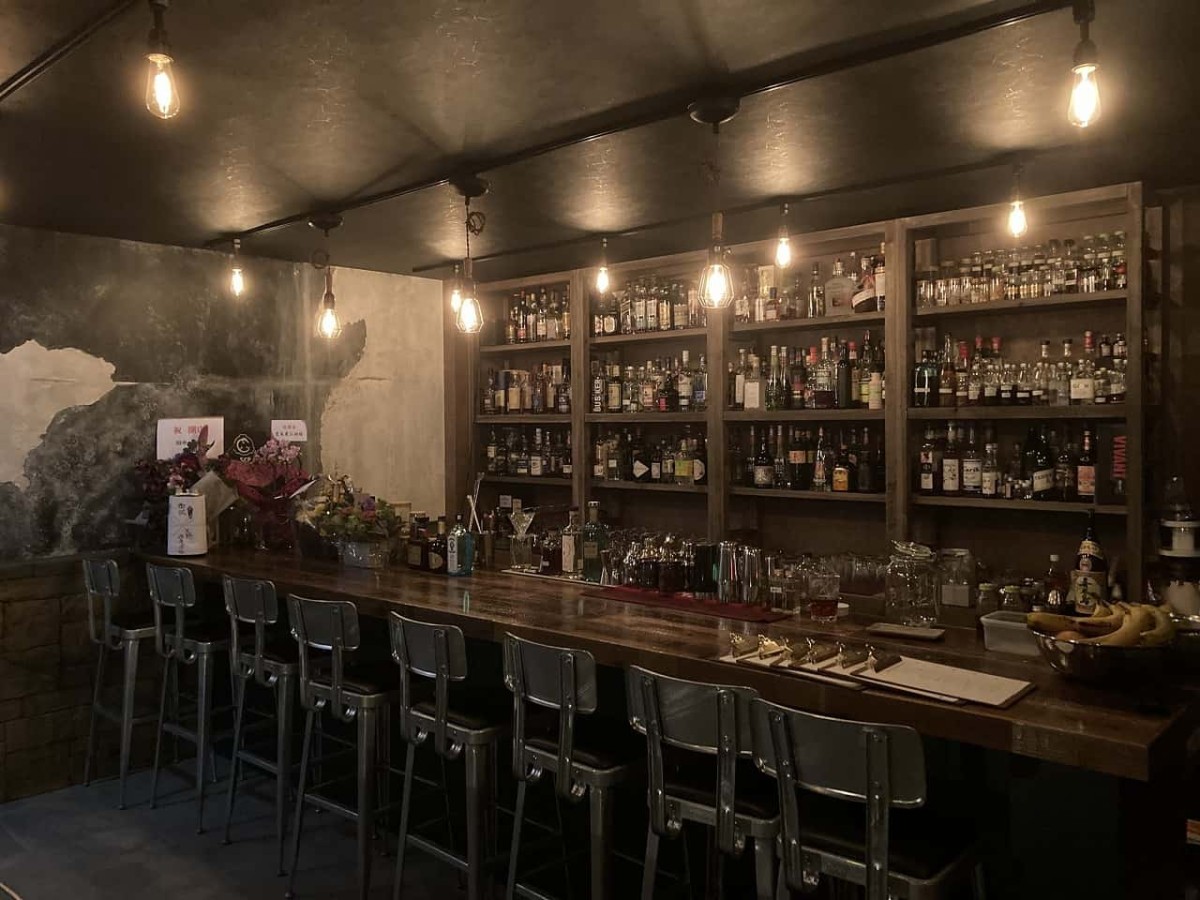 島根県出雲市代官町にある『BAR FACTLIER（バーファクトリエ）』の店内