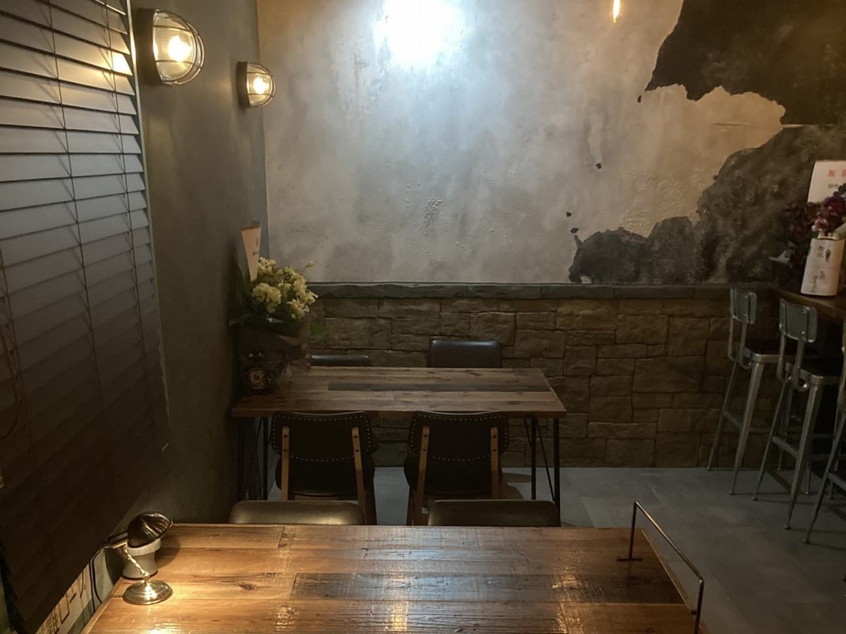 島根県出雲市代官町にある『BAR FACTLIER（バーファクトリエ）』の店内