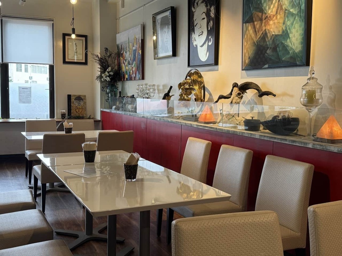 島根県松江市にある『Deli＆Cafe STAR LEO（デリアンドカフェスターレオ）』の店内