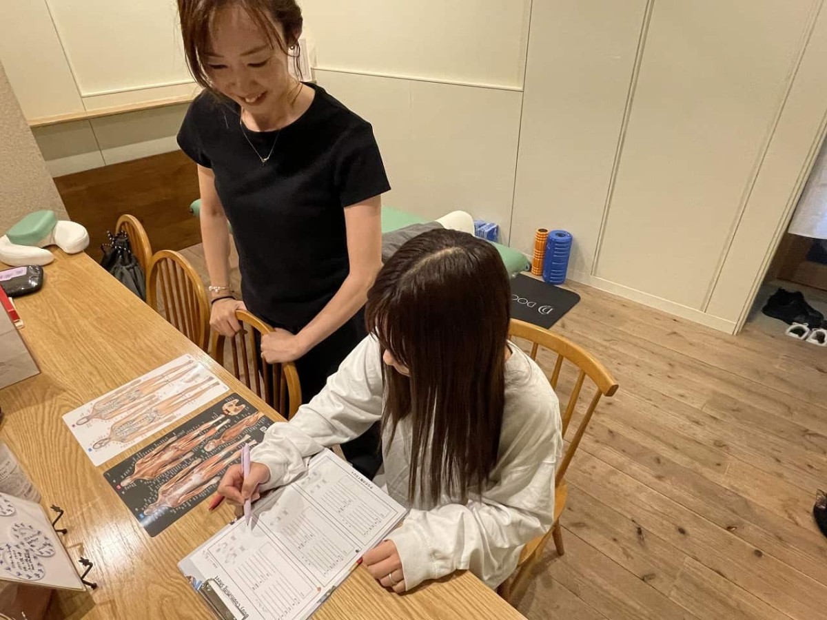 島根県松江市東本町にオープンした『からだの軸YOU+』の施術の様子