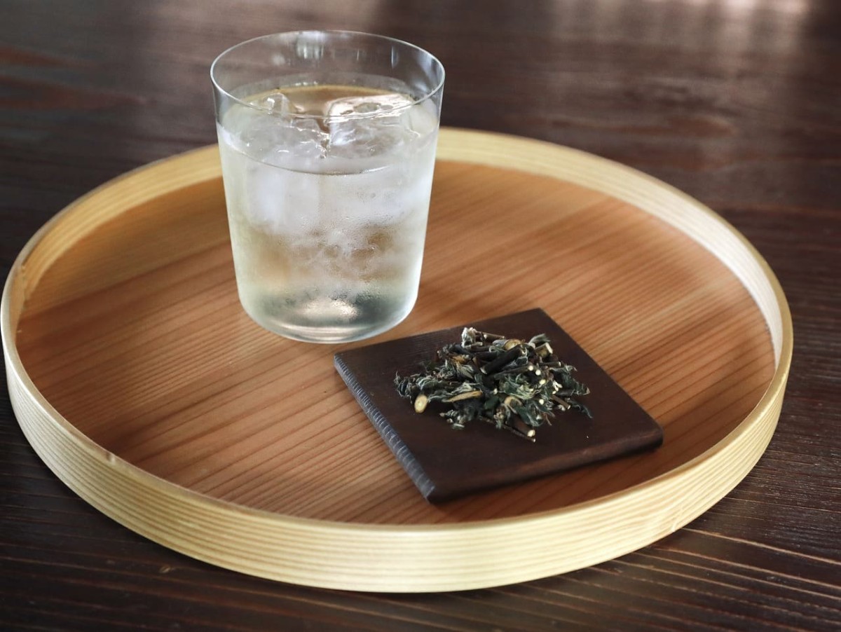 鳥取県八頭郡智頭町にオープンした『智頭宿 因』で販売している黒文字茶