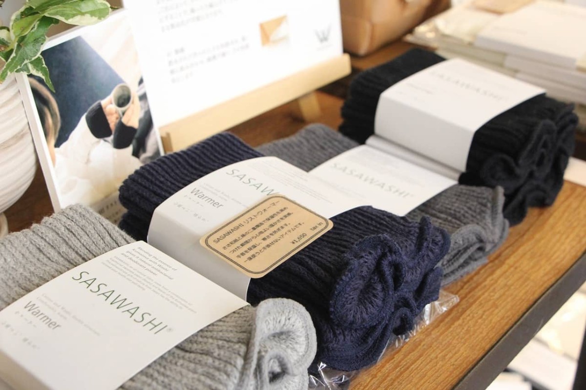 島根県松江市にある雑貨屋『デコレ』で販売している「SASAWASHI」のリストウォーマー