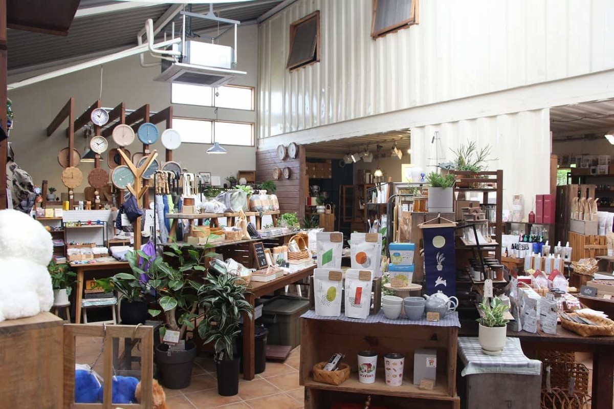 島根県松江市にある雑貨屋『デコレ』の店内