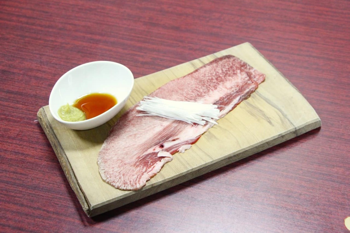 島根県松江市伊勢宮にある『叉鬼の焼肉酒場』で提供している「和牛たてわりタン」