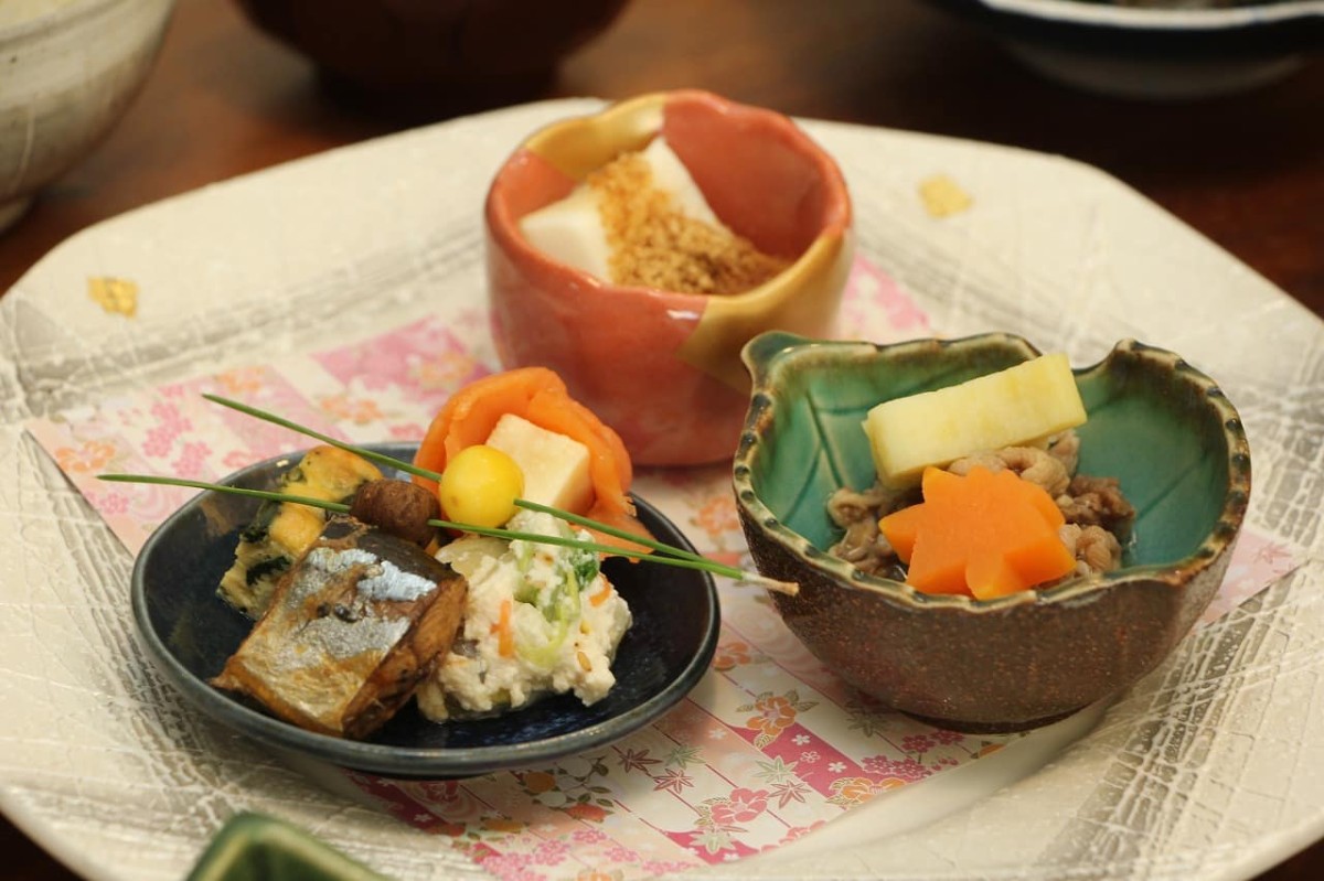 島根県出雲市にある『葵姫原庵』で提供している夜の会席料理〈瑞〉の料理の前菜の一例