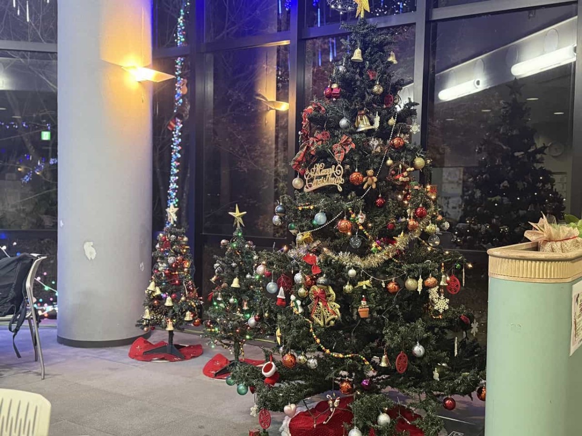 島根県松江市にある川津公民館（松江国際交流会館）の館内のクリスマスツリー