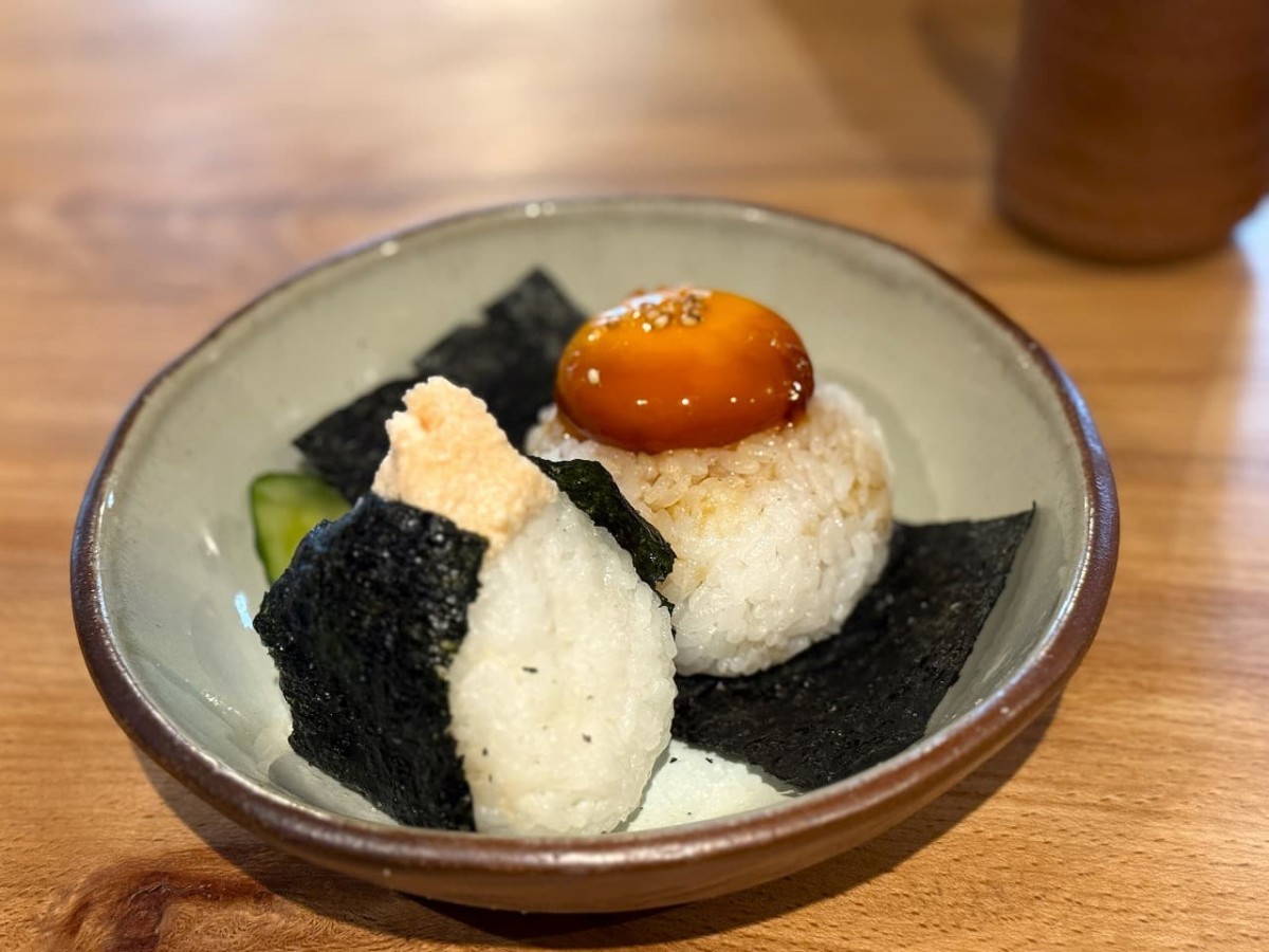 島根県江津市有福温泉にある『ロイノハコ』で提供している「ロイの朝ごはん」のおにぎり２種