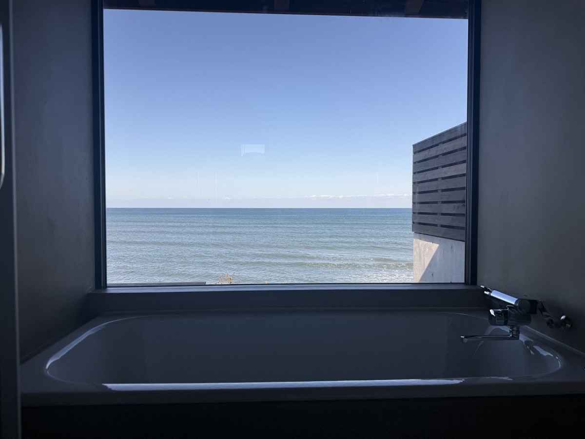 島根県出雲市にある貸別荘『青々』のシャワールームから見える海景色