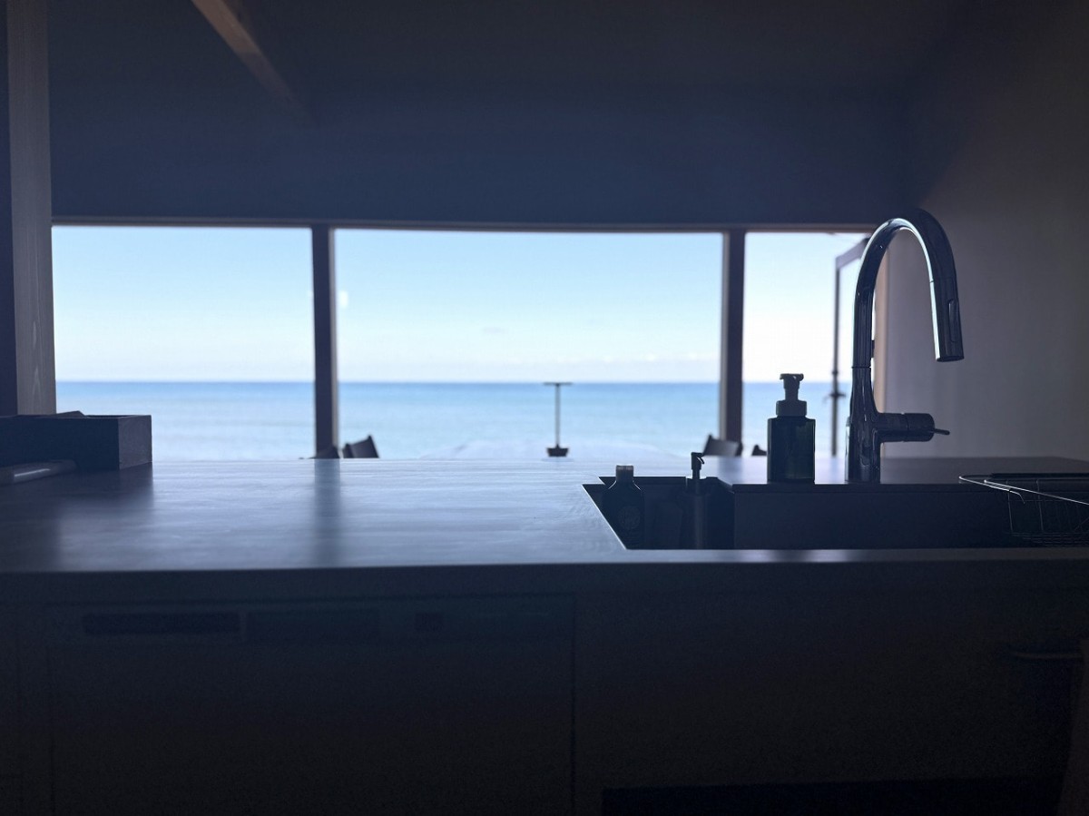 島根県出雲市にある貸別荘『青々』のキッチンから見える海景色