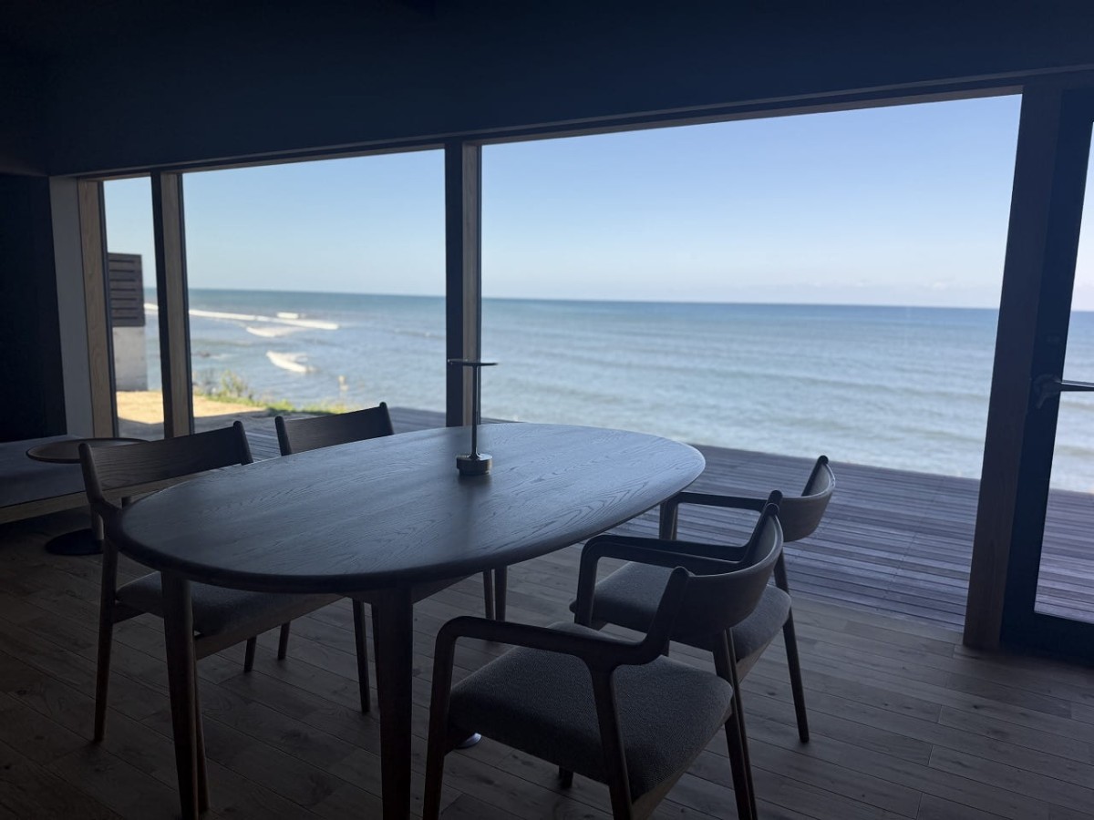 島根県出雲市にある貸別荘『青々』のリビングから見える海景色