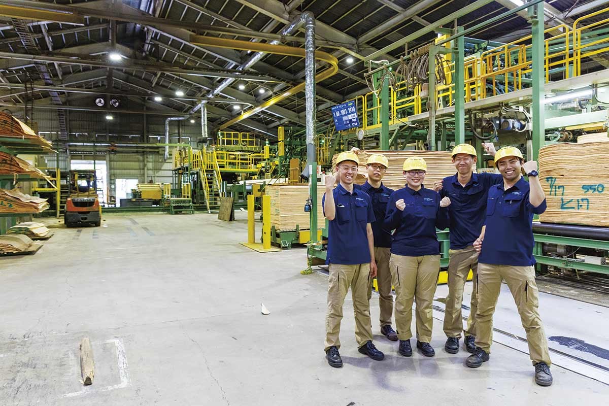 浜田市「島根合板株式会社」のスタッフたち