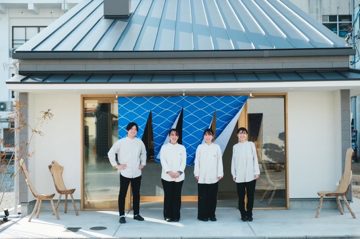 鳥取県米子市皆生温泉にある四角いどら焼き専門店『湯ノ塩』の外観とスタッフさん