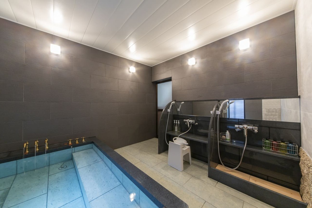 松江市の一棟貸し宿「宿の蔵 Hug」の湯船